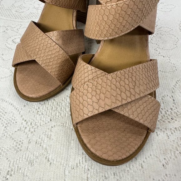 "Qupid", Zip closure in back, Tan Snake print and buckle Color, 7M - Picture 3 of 7